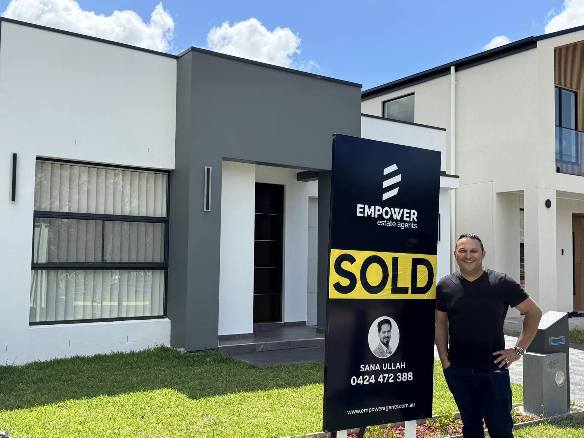Empower Estate Agents happy buyer handover